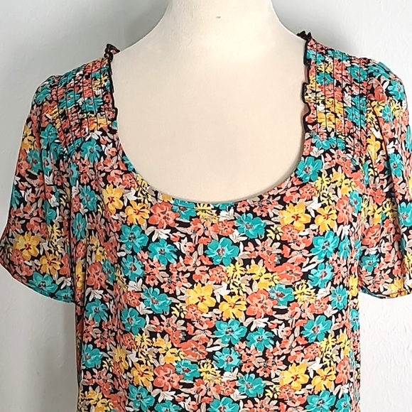 Pleione Colorful Flowers Top, Short Sleeves, V-neck in the Back, Size Medium - Picture 2 of 10